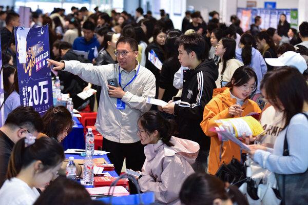 中国应届毕业生求职难：就业市场饱和叠加人工智能冲击