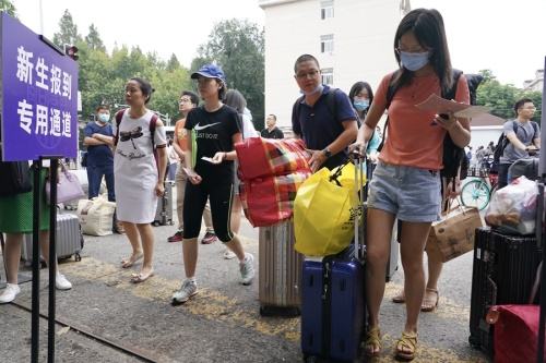 从“靠吼”到“靠钱”，中国式养娃十六年为何一路退让？