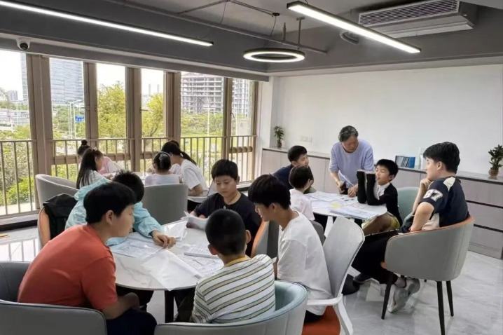 --> 中小学一定要买校服吗？发现劣质校服如何反映？ 人民日报 2026-09-06 08:15
